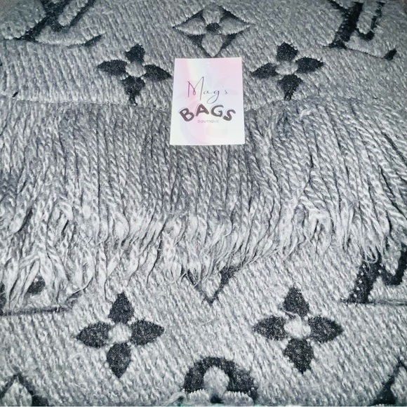 Louis Vuitton: LV Logo Logomania Fringe Scarf (Grey) - Picture 6 of 16